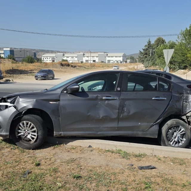 Bursa'da otomobil çarptığı aydınlatma direğinin devrilmesi sonucu 4 araç ka...