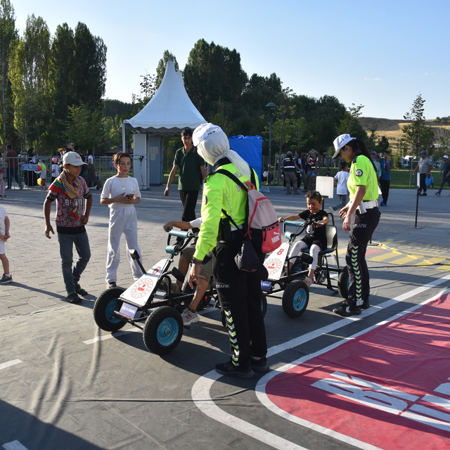 Malazgirt Zaferi kutlamalarına katılan çocuklara trafik eğitimi verildi