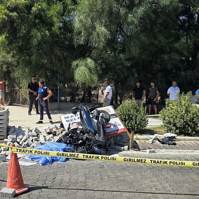Motosikletiyle yol yapım çalışması levhasına çarpan motosikletli öldü