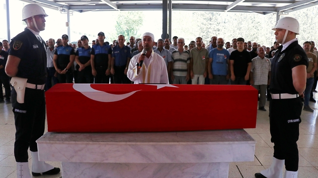 Şanlıurfa'daki trafik kazasında yaşamını yitiren polis memurunun cenazesi Adana'da defnedildi