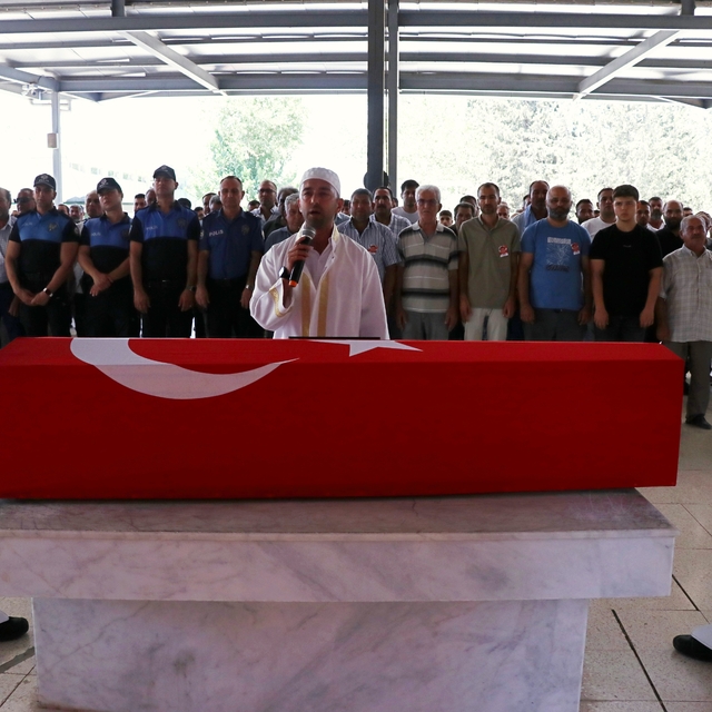 Şanlıurfa'daki trafik kazasında yaşamını yitiren polis memurunun cenazesi A...