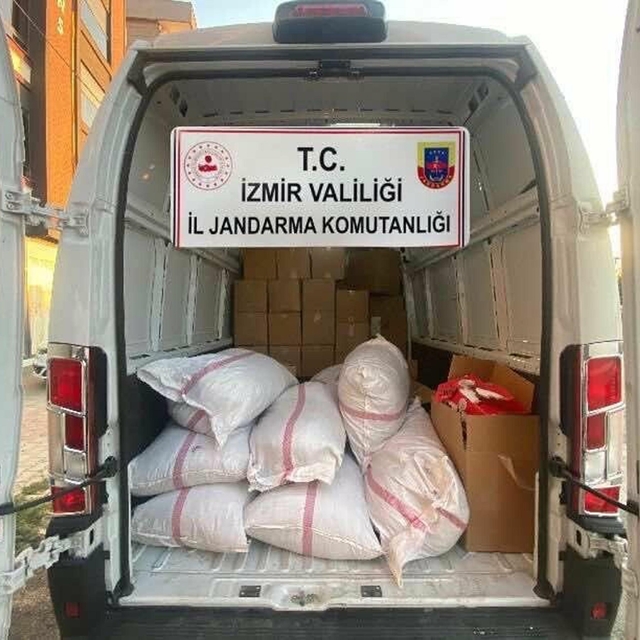 İzmir'de kaçak tütün operasyonu: 4 gözaltı