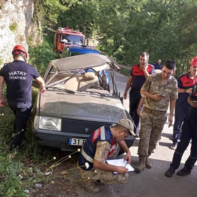 Hatay'da kamyonla otomobilin çarpıştığı kazada 2 kişi yaralandı