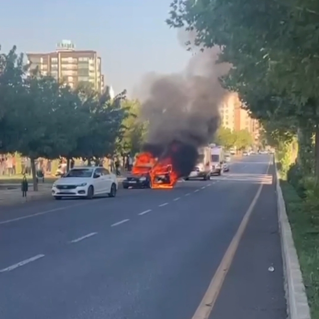 Diyarbakır'da silahlı kavgada otomobil ateşe verildi: 1 yaralı