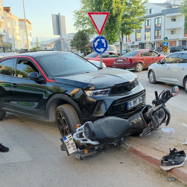 Bursa'da cip ile çarpışan motosikletteki 2 kişi yaralandı