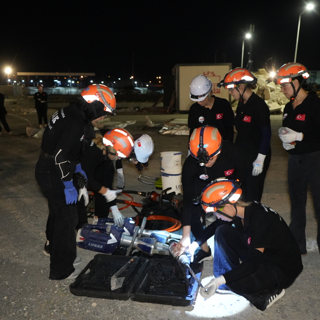 Kahramanmaraş'ta kadınlardan oluşan arama kurtarma ekibi deprem eğitimi ve...