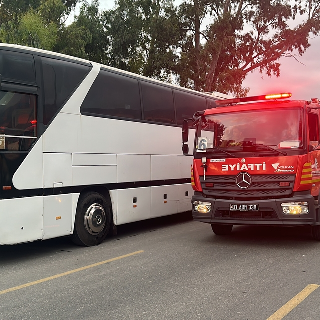 Hatay'da trafik kazasında otobüsün altına savrulan kişi öldü
