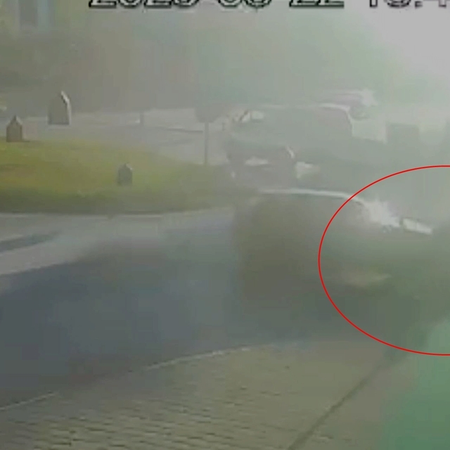 Otomobille çarpışan motosiklet sürücüsü yaralandı; kaza anı kamerada