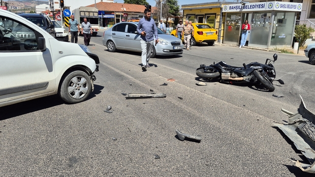 Bahşılı'da hafif ticari araçla çarpışan motosikletin sürücüsü yaralandı