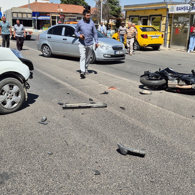 Bahşılı'da hafif ticari araçla çarpışan motosikletin sürücüsü yaralandı