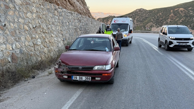 Çorum'da istinat duvarına çarpan otomobilin sürücüsü yaralandı