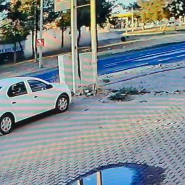 Şanlıurfa'da TIR'ın araçlara çarpıp iş yerine girdiği kaza kamerada: 3 yara...