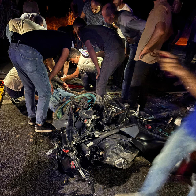 Motosiklet ile otomobil çarpıştı: 4 yaralı