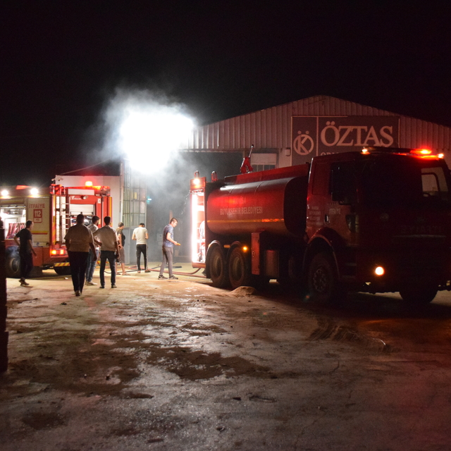 Manisa'da kereste fabrikasında çıkan yangın kontrol altına alındı