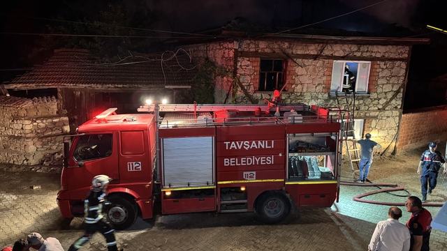 Kütahya'da köyde çıkan yangında 4 ev kullanılamaz hale geldi