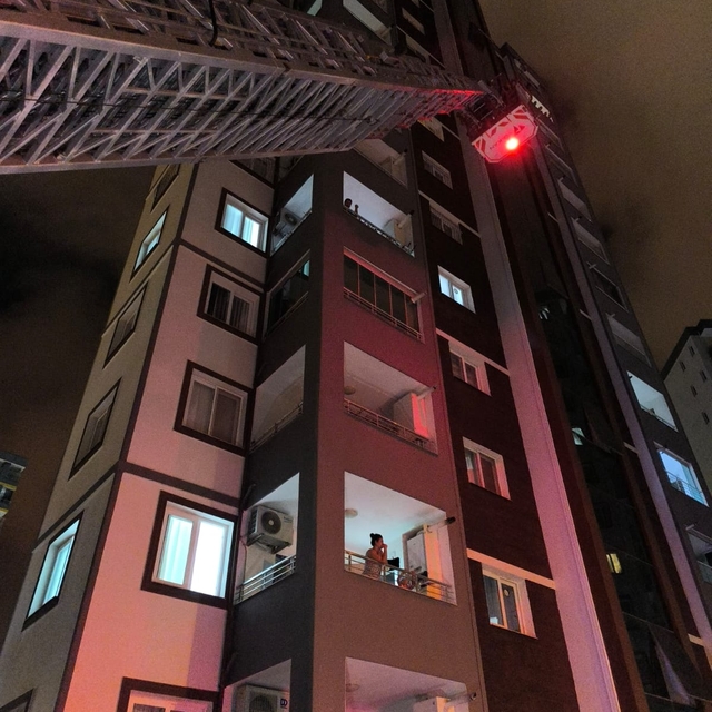 Adana'da balkon demirlerine sıkışan kedi kurtarıldı