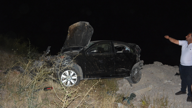 Sivas'ta devrilen otomobildeki 5 kişi yaralandı