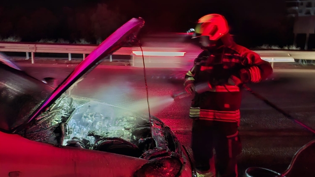 Gömeç'te seyir halindeyken yanan otomobil söndürüldü