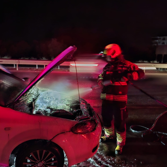 Gömeç'te seyir halindeyken yanan otomobil söndürüldü