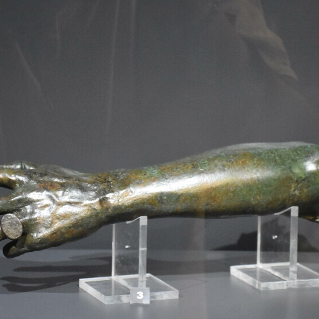 Parmağında yüzük olan 2 bin yıllık bronz kol parçası, 45 yıl sonra ilk kez...