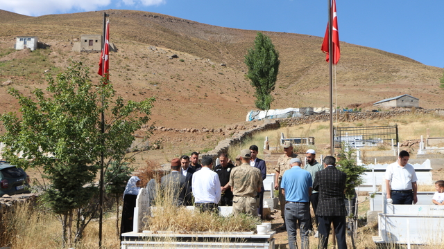 Bingöl'de şehit güvenlik korucuları kabirleri başında anıldı