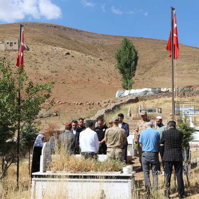 Bingöl'de şehit güvenlik korucuları kabirleri başında anıldı