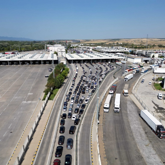 Gurbetçilerin yoğun olduğu Kapıkule'de araç çıkış süresi, 2 saatten 39 daki...