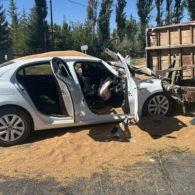 Sivas'ta otomobil ile traktör çarpıştı, 3 kişi yaralandı