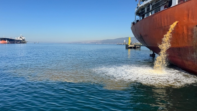 İzmit Körfezi'ni kirleten gemi hakkında yasal işlem başlatıldı