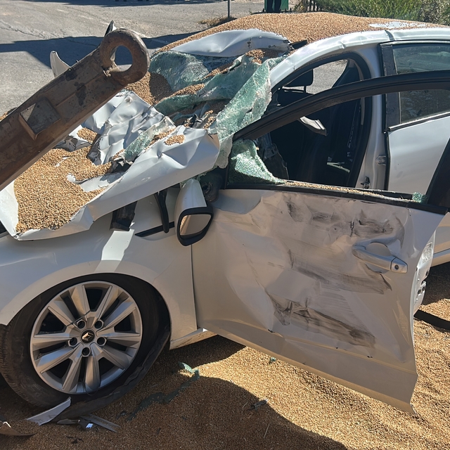 Buğday yüklü traktör otomobille çarpıştı; 3 yaralı