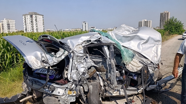 Otomobil ve kamyona, tanker çarptı; 2 yaralı