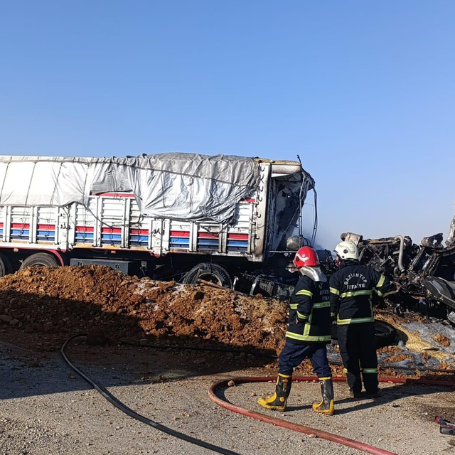 Gaziantep'te arpa yüklü TIR yandı; şoför yaralı