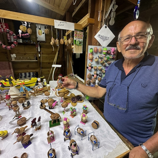 Ceviz kabuklarını süs eşyasına dönüştürüyor