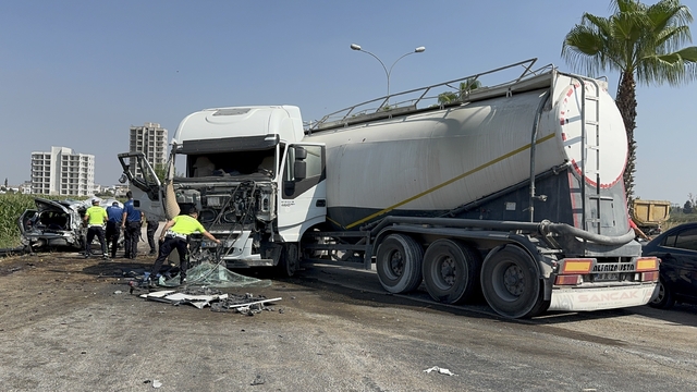 Adana'da tankerin trafik ışıklarında bekleyen araçlara çarptığı kazada 2 kişi yaralandı