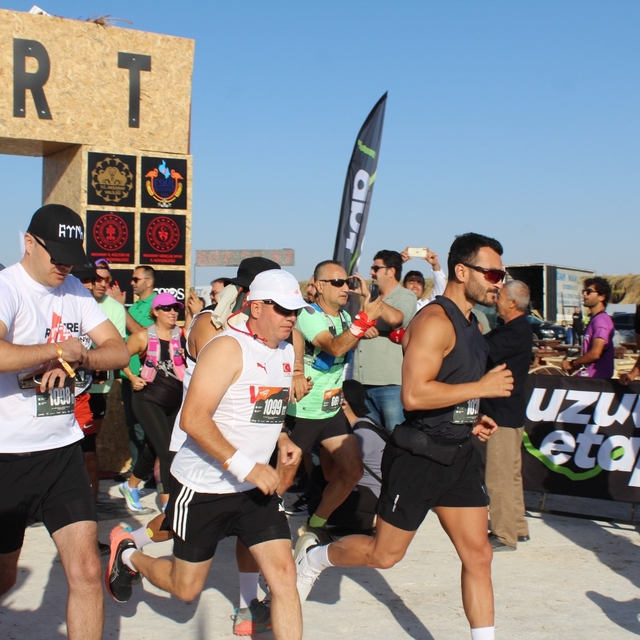 Runfire Salt Lake Ultra Trail Maratonu, Tuz Gölü'nde renkli görüntülerle ba...