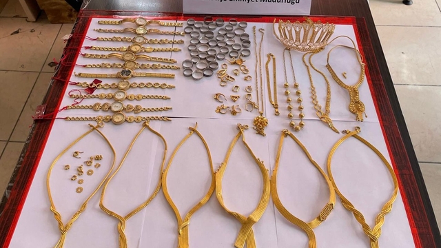 Bitlis'te duvarı delerek kuyumcudan altın çalan 5 şüpheli yakalandı