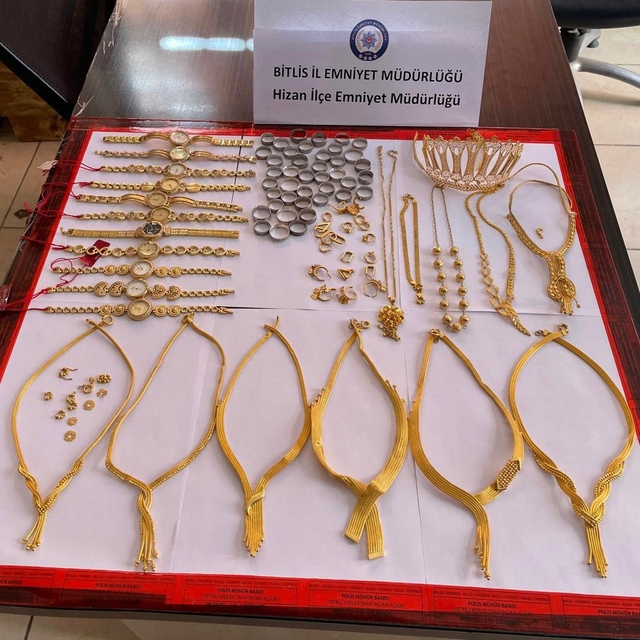 Bitlis'te duvarı delerek kuyumcudan altın çalan 5 şüpheli yakalandı