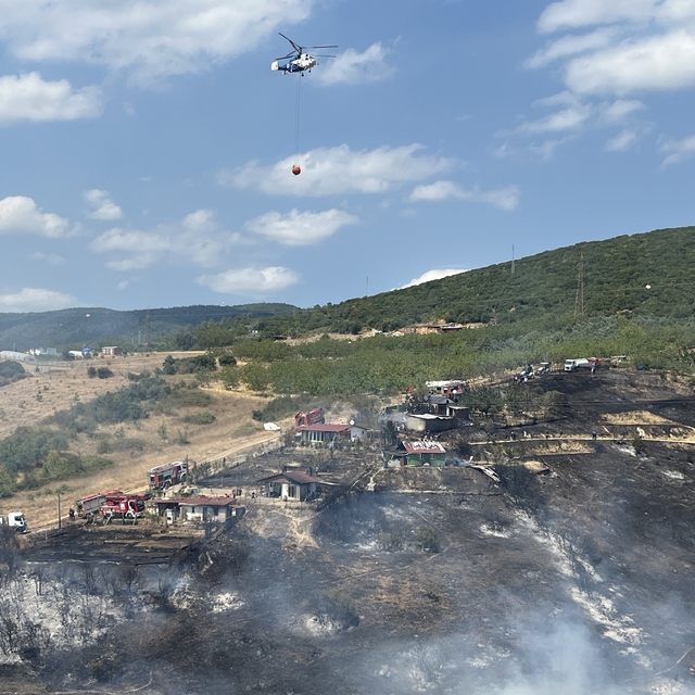 Kocaeli'de ot yangını; alevler baraka ve konteynerlere de sıçradı (2)