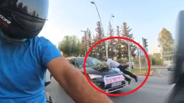 Bahşiş almak için metrelerce koşup, gelin arabasının kaputuna atladı