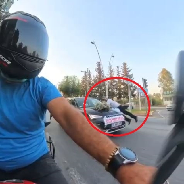Bahşiş almak için metrelerce koşup, gelin arabasının kaputuna atladı