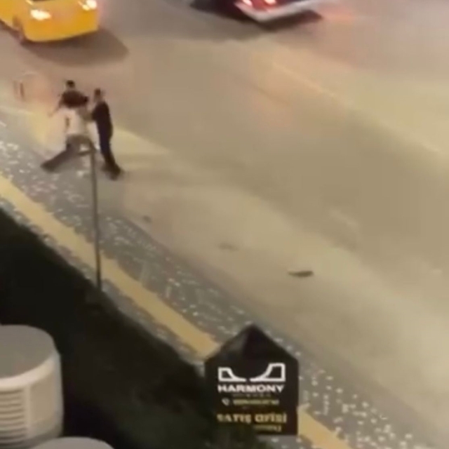 Önce kadını darbedip, ardından arkadaşının üzerine bıçakla yürüdü