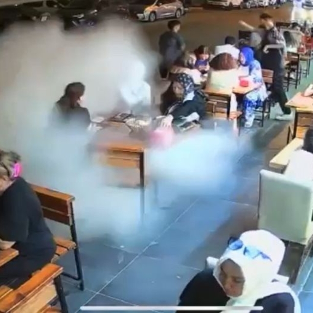 Seyir halindeki kamyonun lastiği patladı