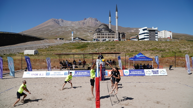 Erciyes'te plaj voleybolu turnuvası başladı