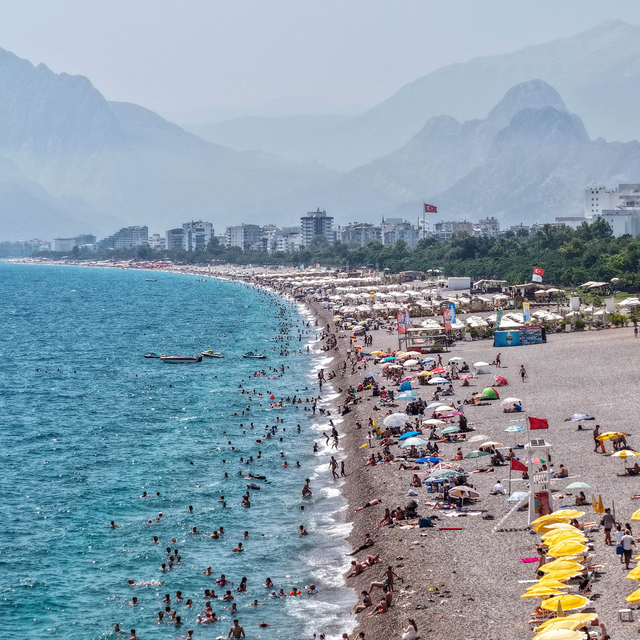 Sıcaktan bunalanlar denizde serinledi