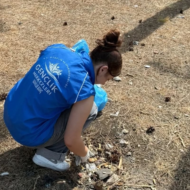 Boyabat'ta gönüllü gençler mesire alanlarında temizlik yaptı