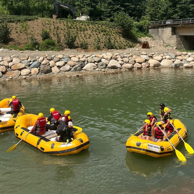 Trabzon'da şehit aileleri ve gaziler rafting heyecanı yaşadı