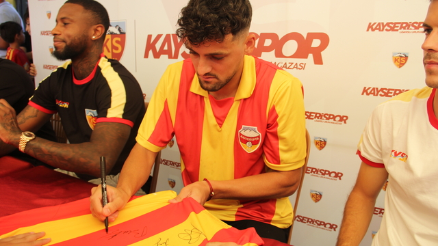 Kayserispor'da futbolcular imza gününde taraftarlarla buluştu