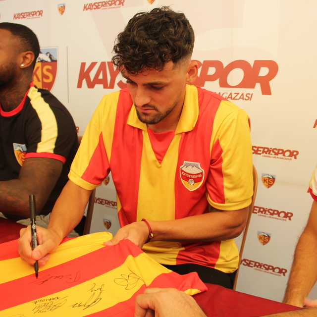 Kayserispor'da futbolcular imza gününde taraftarlarla buluştu
