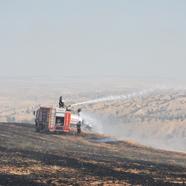 Kırıkkale'de tarlada çıkan örtü yangını itfaiye ekiplerince söndürüldü