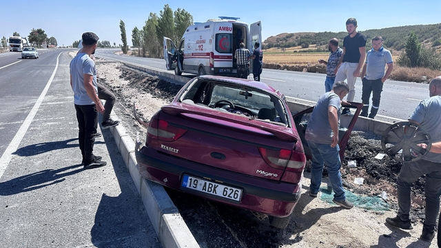 Çorum'da orta refüje çarpan otomobilin sürücüsü yaralandı